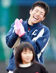 ドッジボールで手を叩いて大笑いする雄星（撮影・沢野健太）