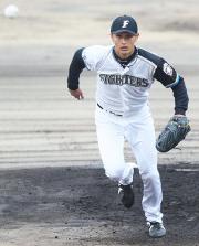 【日本ハム-SK】打球に反応するダルビッシュ(撮影・井上学)