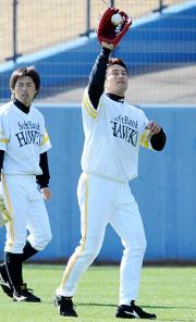 1軍に合流し、外野守備についた村松有人(右)(撮影・今浪浩三)