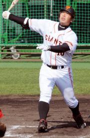 右越えに2点本塁打を放った阿部(撮影・宮川勝也)
