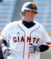 決勝点となる本塁打を放ち笑顔で三塁をまわる高橋由伸(撮影・倉掛優一)
