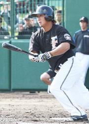 紅白戦の9回、二塁打を放った中田翔(撮影・井上学)