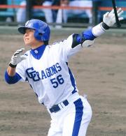 【中日-ヤクルト】3回、2点本塁打を放った松井佑介(撮影・桜井希望)