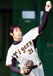 安芸ドーム内でキャッチボールする岩田稔（撮影・加藤哉）
