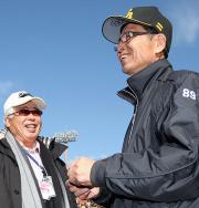 球場を訪れた黒江氏と話をする王会長(撮影・藤尾明華)