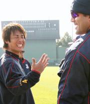 練習前、カブレラ(右)と談笑する赤田(撮影・築山幸雄)