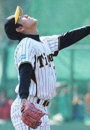 紅白戦で打球を見ながら指示を出す小嶋(撮影・和賀正仁)