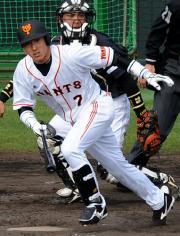 ５回、左前打を放つ長野（撮影・宮川勝也）