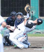 由規の内角球にイナバウアーばりにのけぞる中田翔（撮影・井上学）