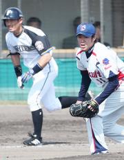 ２回、日本ハム坪井（左）に安打を打たれたヤクルト由規（撮影・井上学）