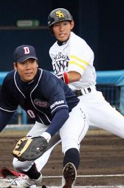 遊撃への打球で快走し内野安打とするソフトバンク本多(撮影・藤尾明華)