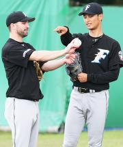 握りについて話し合うダルビッシュ（右）とカーライル（撮影・井上学）