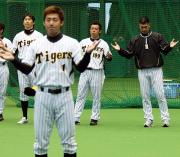 鳥谷（手前）の音頭に合わせ一本締めする城島（右）ら（撮影・宮崎幸一）