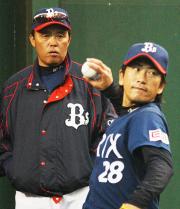 小松聖の投球を食い入るように見つめる岡田彰布監督（撮影・築山幸雄）