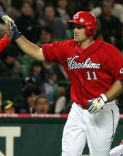 左中間越えソロ本塁打を放ち三塁を回るヒューバー（撮影・藤尾明華）