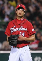 本塁打を浴びぼう然と見送る先発の篠田純平（撮影・多田篤）