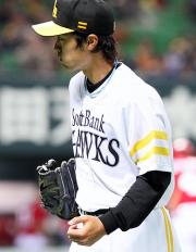 三振に仕留めるも不満げな表情でベンチに戻る和田（撮影・藤尾明華）