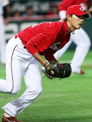 ソフトバンク本多の犠打を処理する広島斉藤（撮影・藤尾明華）