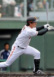 1回、左前適時打を放った長野久義(撮影・宮川勝也)