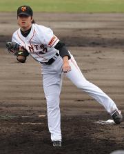 ３回１失点で先発デビューを果たした巨人山口鉄也（撮影・小沢裕）