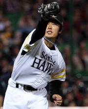 投ゴロをナイスキャッチするソフトバンク和田毅（撮影・藤尾明華）