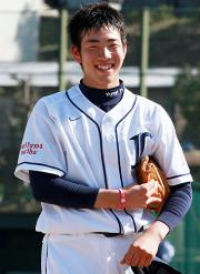 シート打撃を終えた雄星は満面の笑顔で引き揚げる（撮影・沢野健太）