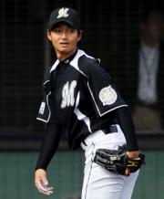 打球の行方をぼう然と見つめるロッテ唐川（撮影・松本俊）