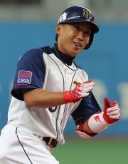 【オリックス－中日】本塁打を放ち笑顔で三塁を回る下山（撮影・岡潤一）