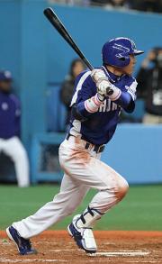 【オリックス－中日】２安打目となる強襲安打を放つ大島（撮影・岡潤一）