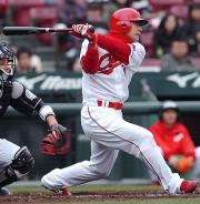 【広島－ロッテ】８回、中飛に倒れる前田智（撮影・倉掛優一）