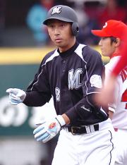 【広島ーロッテ】　８回、左中間二塁打を放った今岡誠（撮影・倉掛優一）
