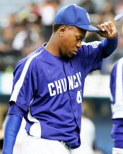 【オリックス－中日】ガックリとベンチへ戻るバルデス（撮影・岡潤一）