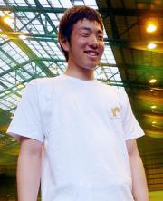 石川遼にもらったＴシャツを着て取材に応じる雄星（撮影・亀山泰宏）