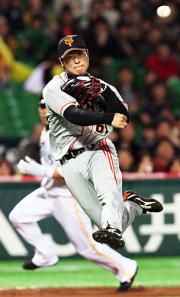 【ソフトバンク－巨人】軽快に一塁へ送球する中井（撮影・藤尾明華）