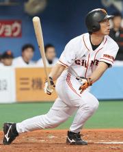 【巨人－オリックス】右中間へ適時二塁打を放った小笠原（撮影・岡潤一）