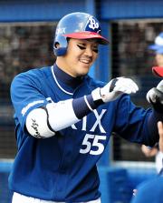 【横浜－オリックス】ナインの出迎えを受けるＴ－岡田（撮影・山崎哲司）