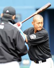 梨田監督（左）が見守る中、黙々とティー打撃する中田（撮影・栗山尚久）
