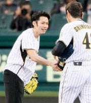 始球式を務め下柳（右）と握手する高橋大輔（撮影・宮崎幸一）