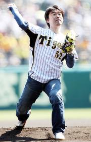 【阪神-中日】始球式を行った橋下徹大阪府知事(撮影・田崎高広)
