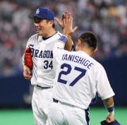 中日対巨人　山本昌は出迎えた谷繁と笑顔でハイタッチ（撮影・清水貴仁）