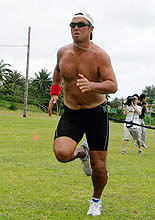 松中はグアム自主トレ恒例のチューブランニングで必死の形相を浮かべる