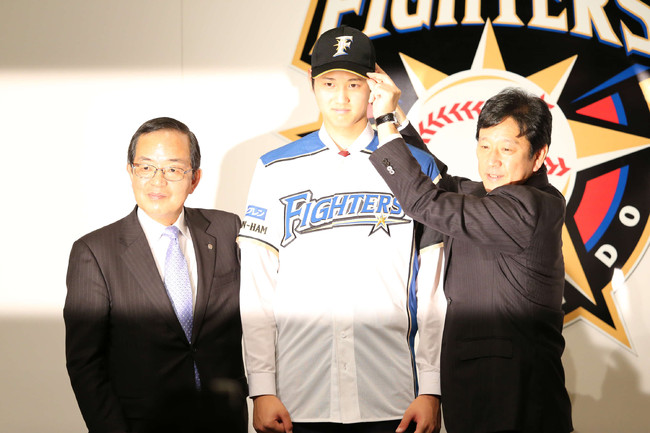 日本ハム入団時の大谷翔平と栗山監督（右）