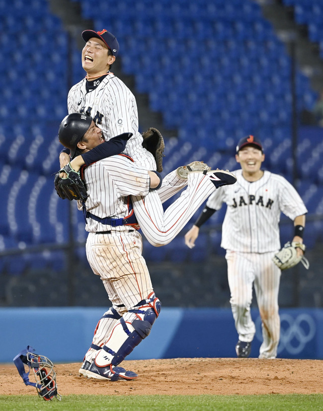 21年東京五輪で金メダルを獲得し甲斐と抱き合う栗林