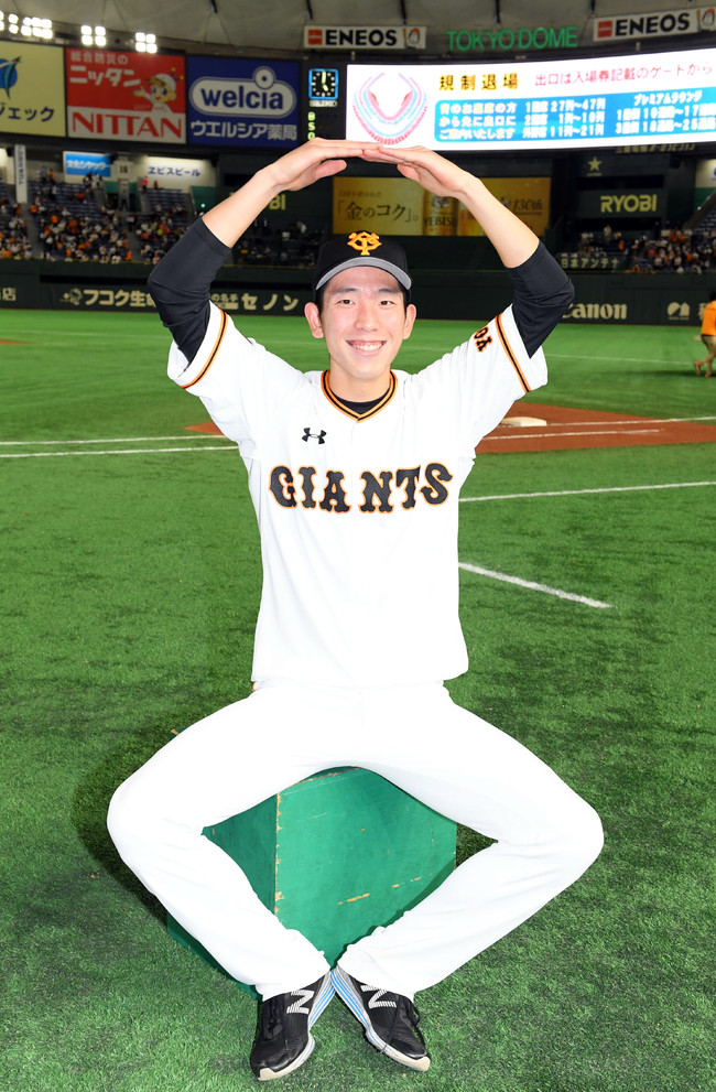 20年9月27日、8勝目を挙げた巨人戸郷翔征は、笑顔で「8」ポーズ