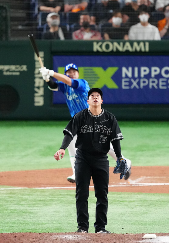 22年9月6日の巨人対DeNA　11回表1死、佐野恵太（後方）に勝ち越しソロ本塁打を浴びた大勢
