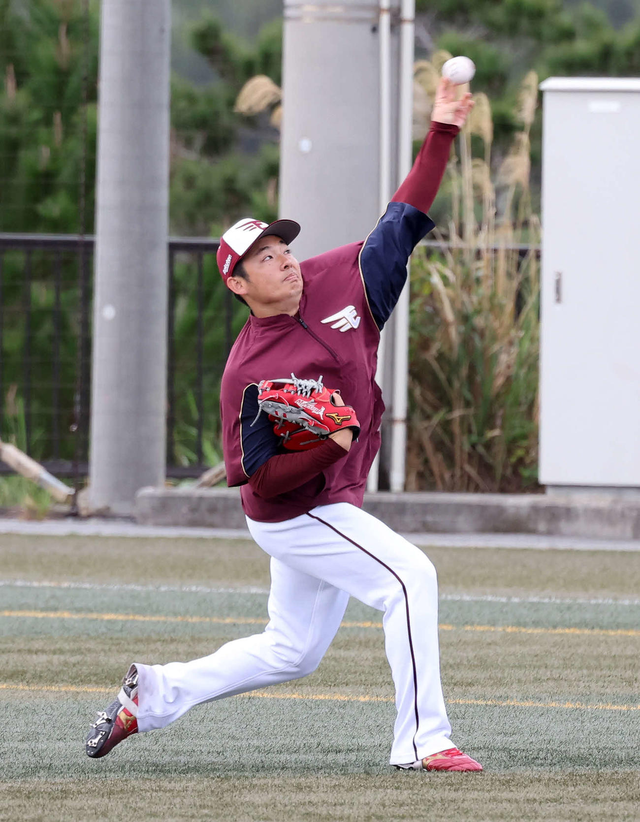 キャッチボールする楽天松井裕（撮影・鈴木正人）