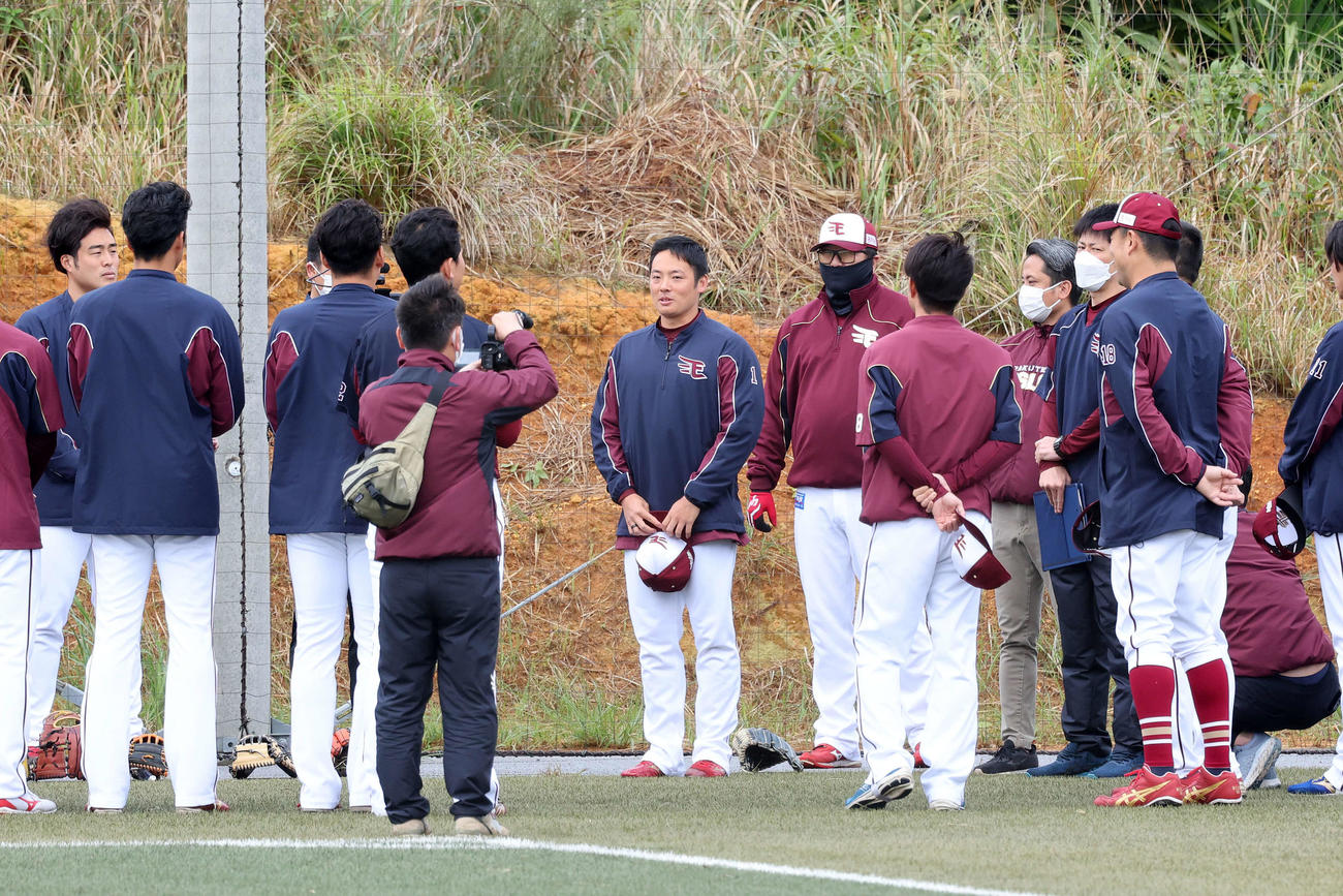 練習前、投手陣にあいさつする楽天松井裕（中央）（撮影・鈴木正人）