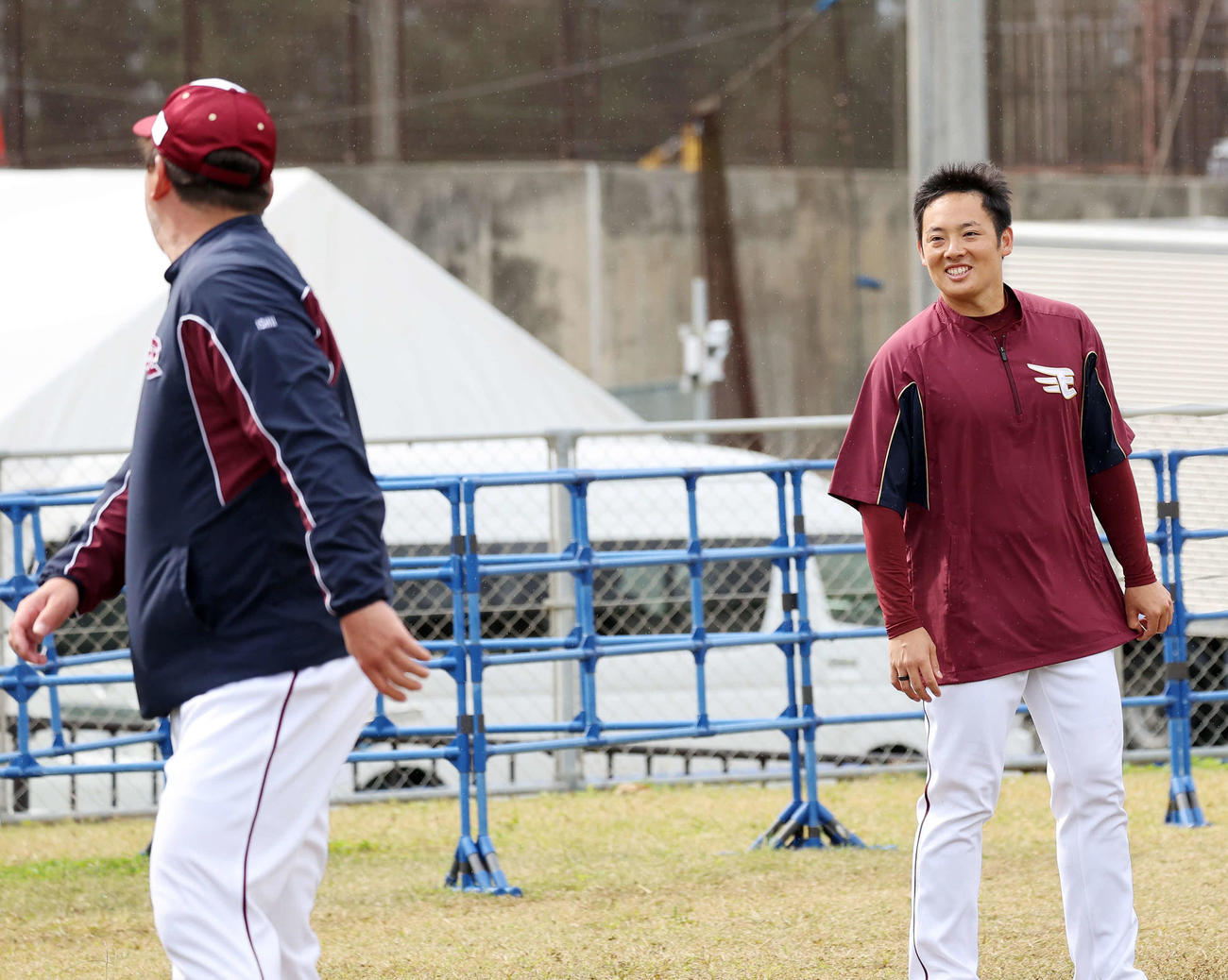 楽天石井監督（左）に声をかけられ笑顔を見せる松井裕（撮影・鈴木正人）