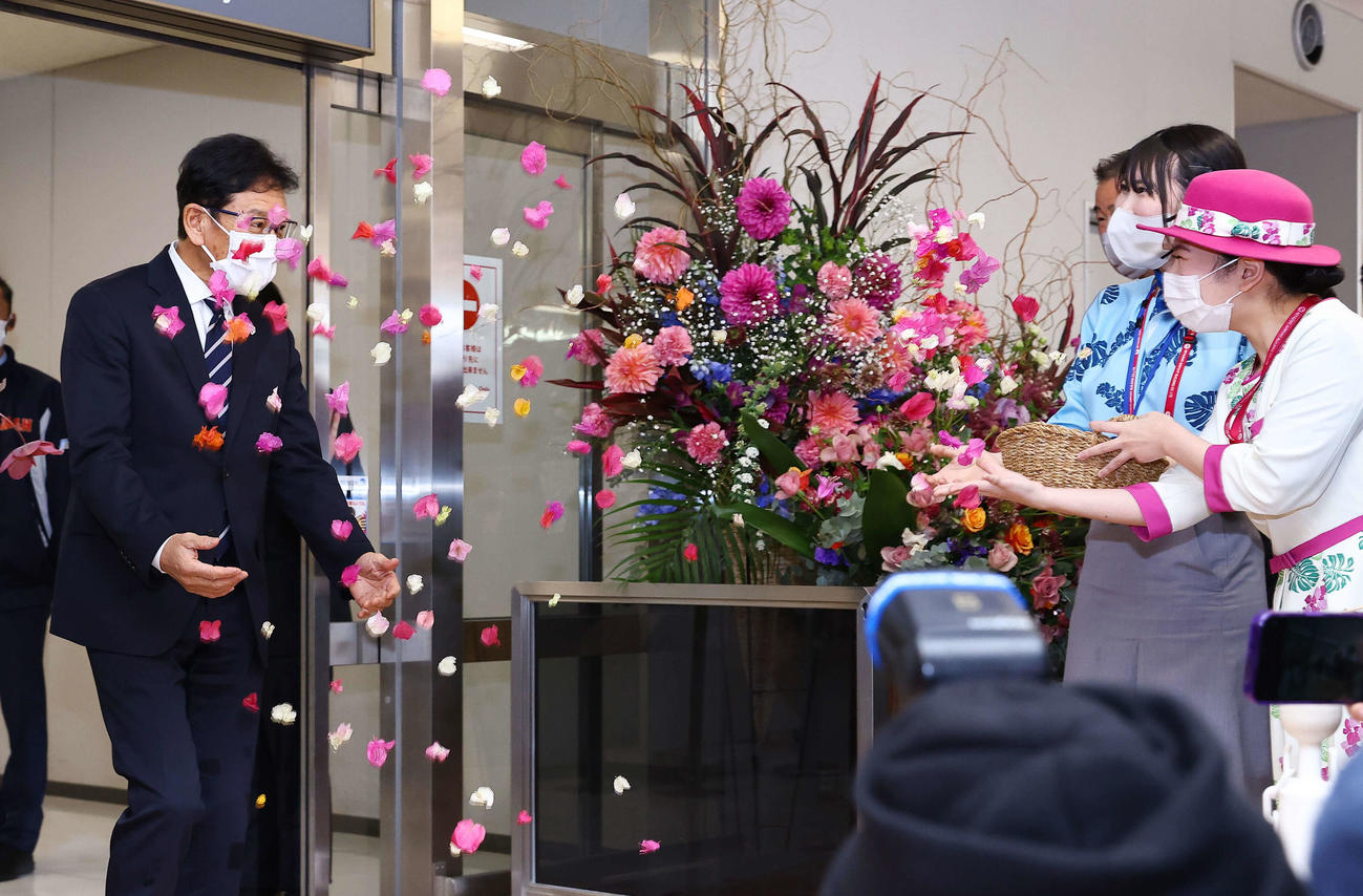 宮崎空港に到着しブーゲンビリアの花びらの歓迎を受ける栗山監督（左）（撮影・垰建太）