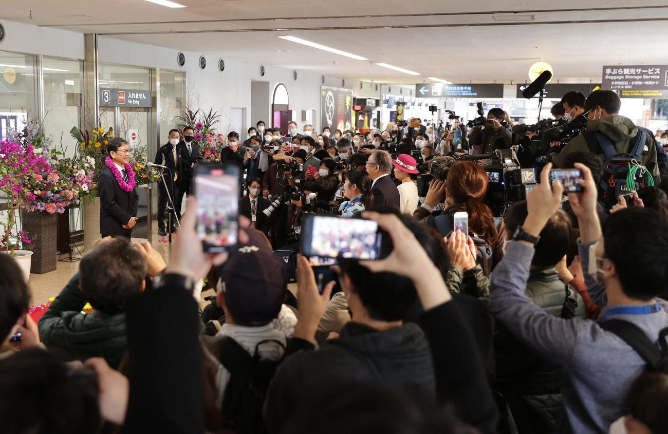 宮崎空港に到着し、大勢のファンと報道陣を前に歓迎セレモニーであいさつする栗山監督（左）